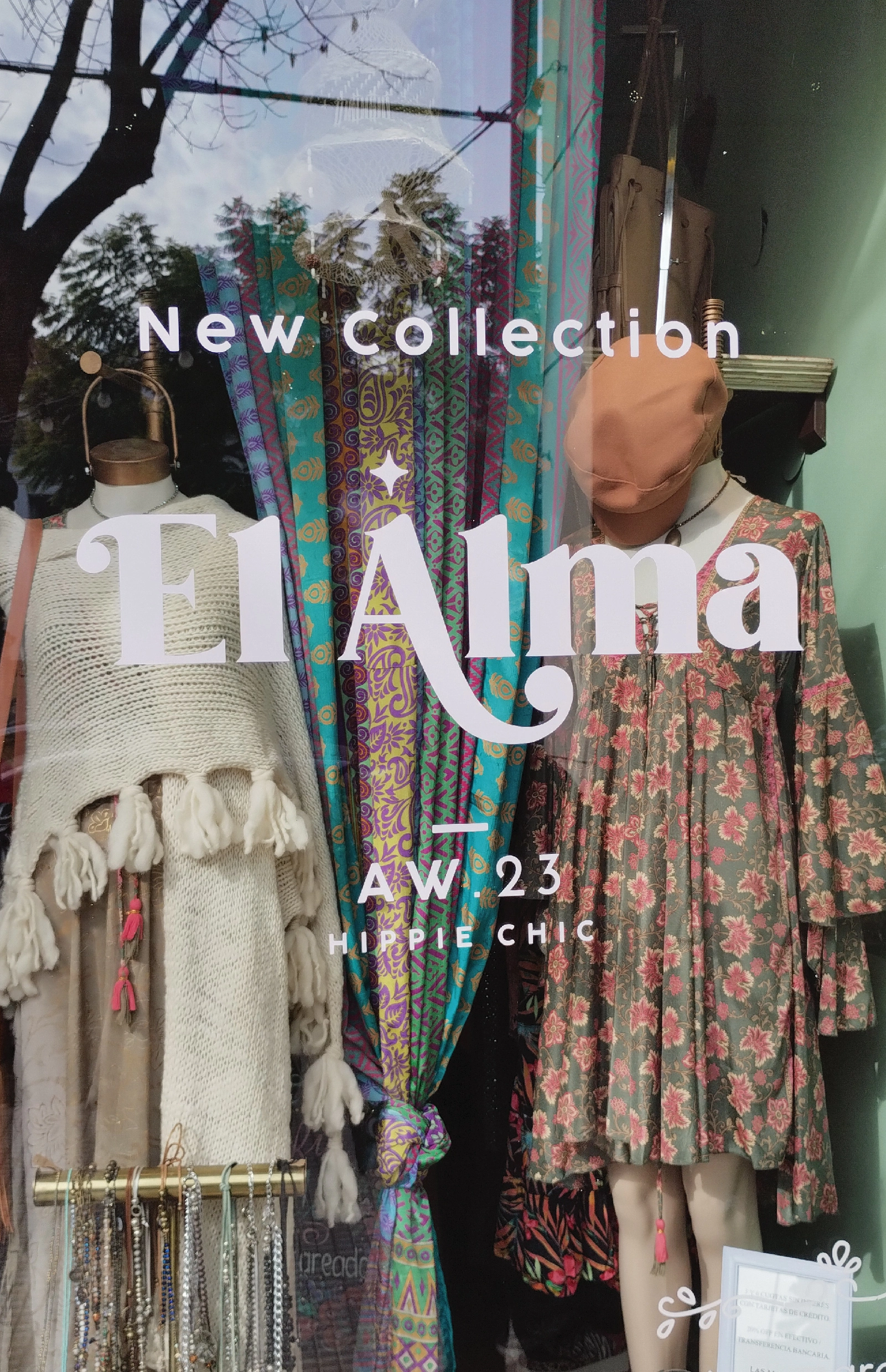 Vinilo para vidriera de showroom de Las Mareadas